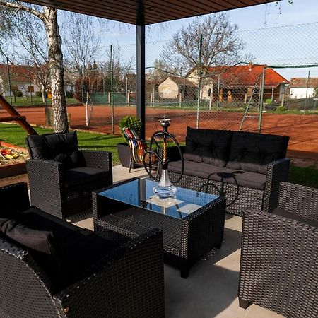 Tennis Guesthouse Ordacsehi Ngoại thất bức ảnh
