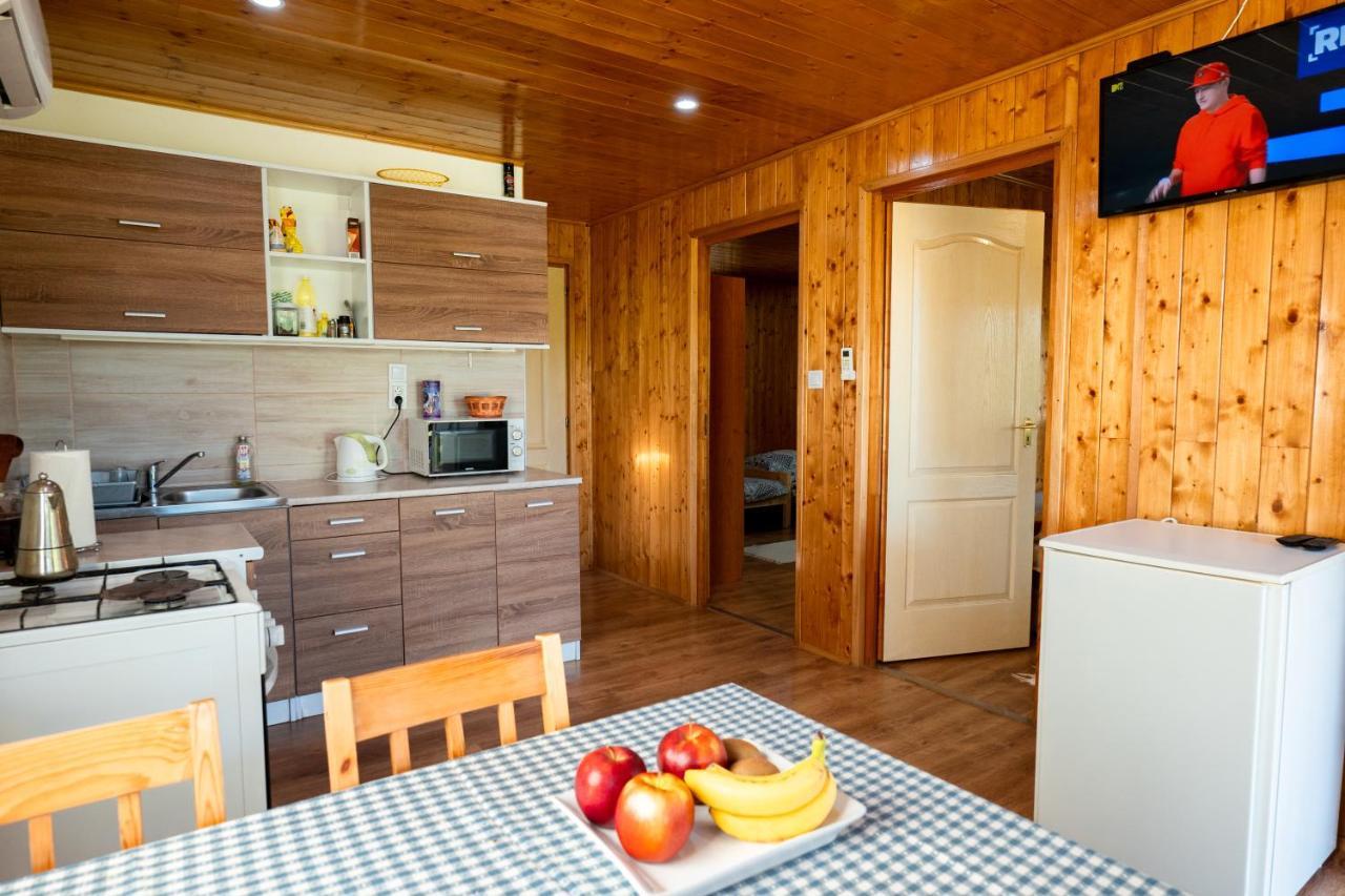 Tennis Guesthouse Ordacsehi Ngoại thất bức ảnh