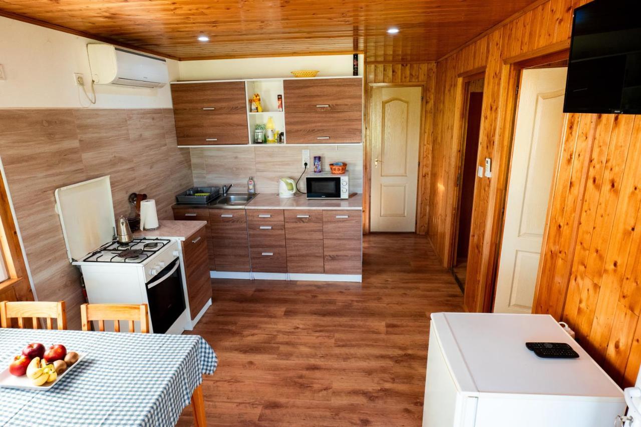 Tennis Guesthouse Ordacsehi Ngoại thất bức ảnh