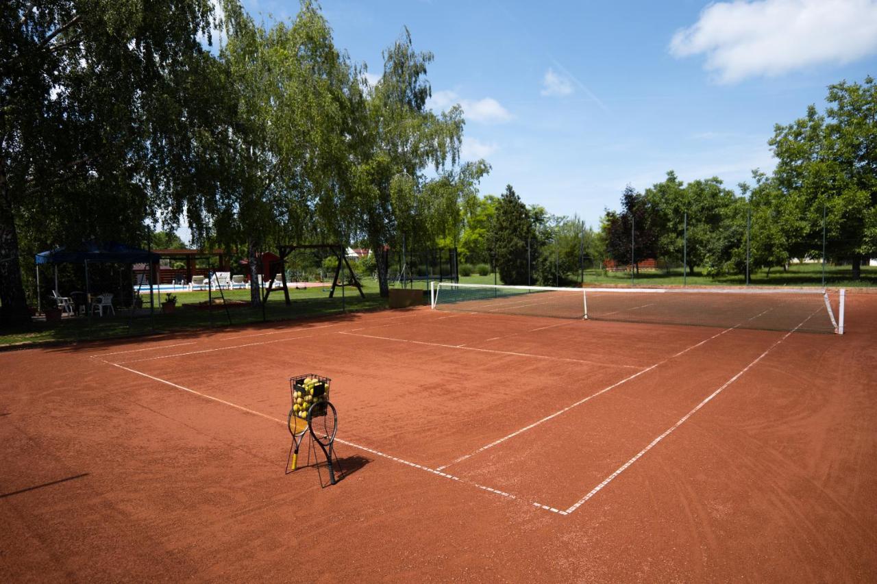 Tennis Guesthouse Ordacsehi Ngoại thất bức ảnh