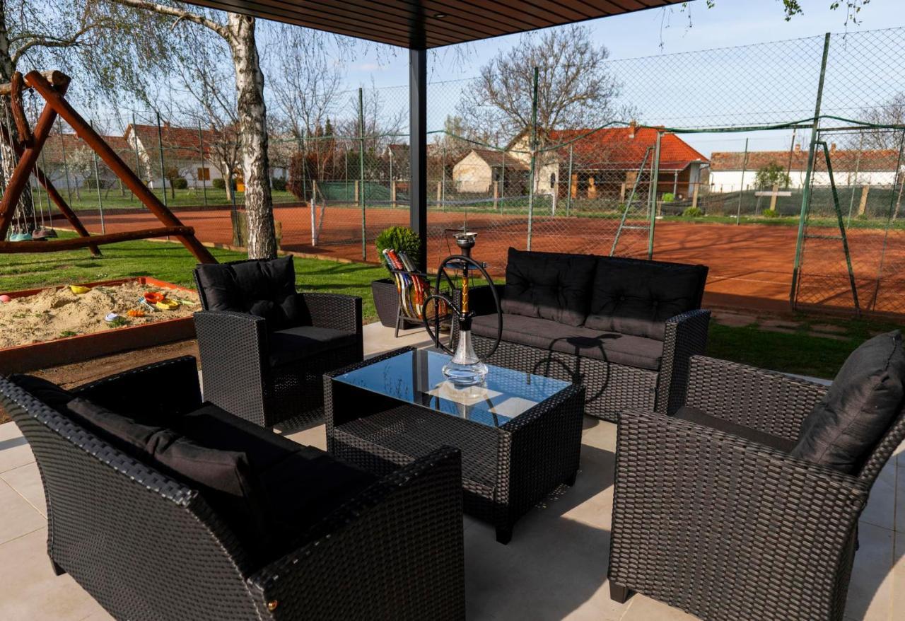 Tennis Guesthouse Ordacsehi Ngoại thất bức ảnh